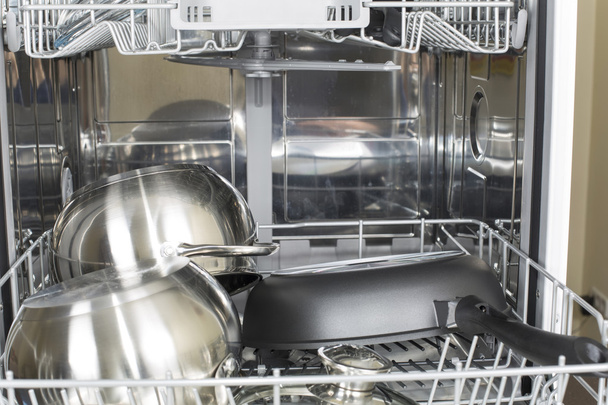 πλυντήριο πιάτων με καθαρά πιάτα - Φωτογραφία, εικόνα