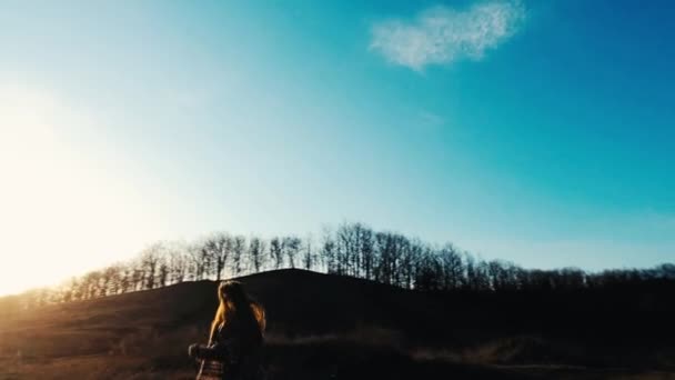 Happy girl running on nature - Imágenes, Vídeo
