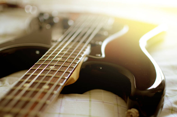 Ηλεκτρική κιθάρα, χρησιμοποιείται για να παίξει μουσική και νότες, για να τραγουδήσει ένα τραγούδι, μακροεντολή αφηρημένη  - Φωτογραφία, εικόνα