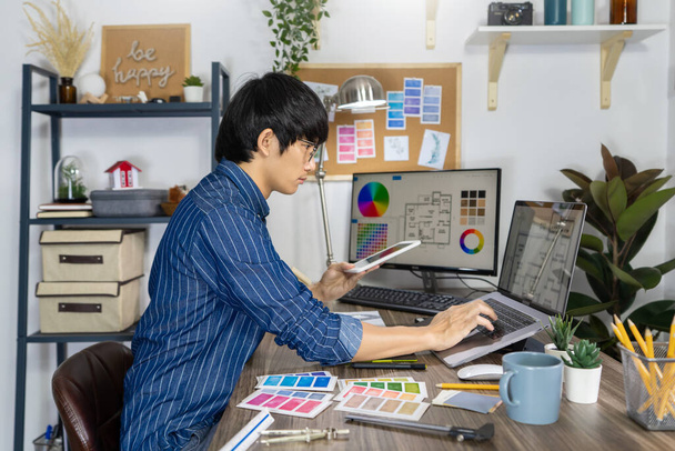 Asyalı Tasarımcı veya yaratıcı Meslek Tasarım Stüdyosu Sanatçısı ofiste grafik tableti ve bir stil kullanarak grafik bilgisayarı üzerinde çalışıyor, Illustrator Graphic Skill Concept - Fotoğraf, Görsel