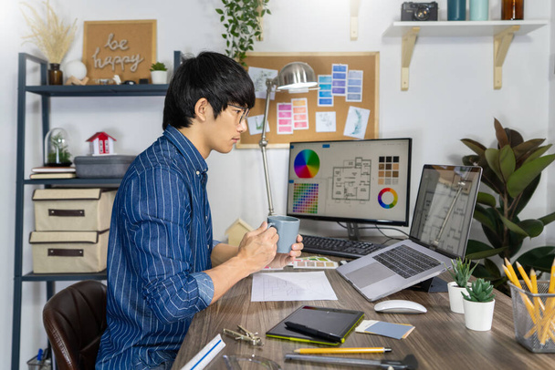 Азиатский дизайнер или креативный художник Студии дизайна профессий, работающий на графическом компьютере в офисе с помощью графического планшета и стилуса, Концепция графического мастерства иллюстратора - Фото, изображение
