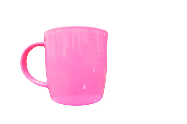白い背景に水滴のついたピンクのプラスチックカップ - 写真・画像