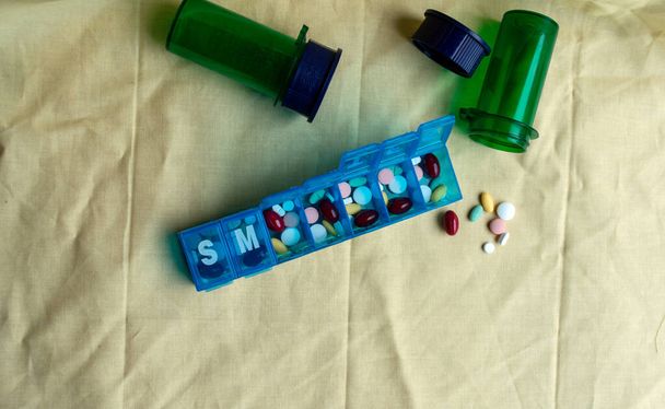 Een verscheidenheid van pillen voor een verscheidenheid van kwalen zijn gesorteerd en georganiseerd en klaar voor de patiënt om te consumeren zoals voorgeschreven. - Foto, afbeelding