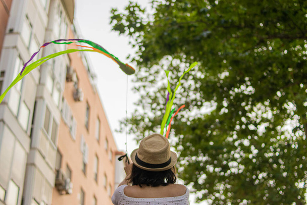 Fotografie mladé a atraktivní ženy hrající žonglování s barevnými pruhy - Fotografie, Obrázek