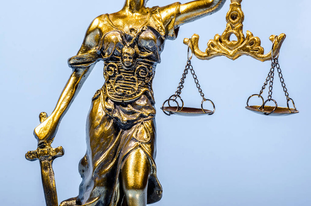Detalhes da Estátua da Justiça sobre o fundo azul
 - Foto, Imagem