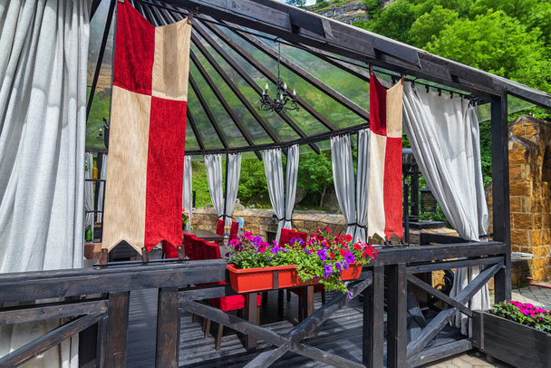 Une tente en plein air confortablement meublée. Partie d'un restaurant dans le centre touristique du Caucase - Photo, image