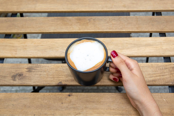 mão segurando xícara de café, foco seletivo
 - Foto, Imagem