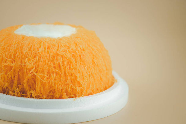 Tort z wątku jajecznego (Fios de ovos) zwieńczony kremową bitą śmietaną kokosową. Tajski deser styl - Zdjęcie, obraz