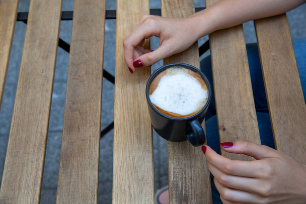 Ruční držení šálek kávy, selektivní zaostření - Fotografie, Obrázek