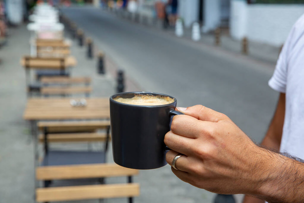 mão segurando xícara de café, foco seletivo
 - Foto, Imagem