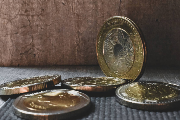 Colombiaanse peso 's, bimetrische munten in één hoek gegooid. - Foto, afbeelding