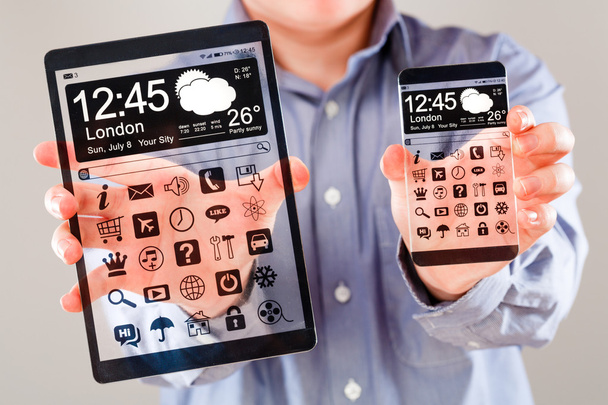 Смартфон и планшет с прозрачным экраном в руках человека
. - Фото, изображение