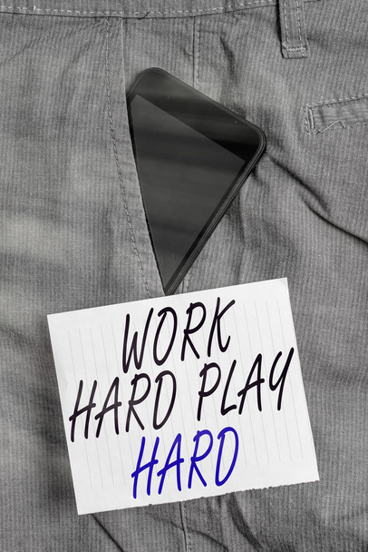 Написання нотатки, що показує Work Hard Play Hard. Ділові фотографії, що демонструють старанність у будь-якій діяльності Вечірка на вихідних Робочий смартфон пристрій всередині штанів передній кишеньковий папір
. - Фото, зображення