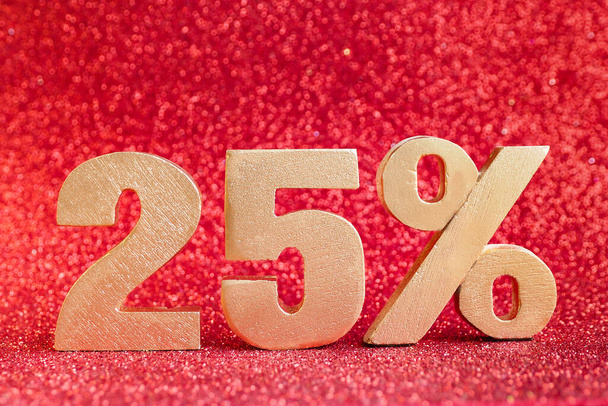iscrizione volumetrica in oro "25%" su fondo rosso glitter. Concetto per affari, vendite, offerte. Copia spazio - Foto, immagini