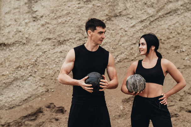 Due atleti che indossano abbigliamento sportivo nero Stile di vita sano all'aperto e concetto di allenamento all'aperto - Foto, immagini