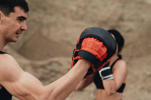 Dwóch bokserów w czarnej odzieży sportowej Trening razem na świeżym powietrzu Zdrowy styl życia i Outdoor Workout Concept - Zdjęcie, obraz