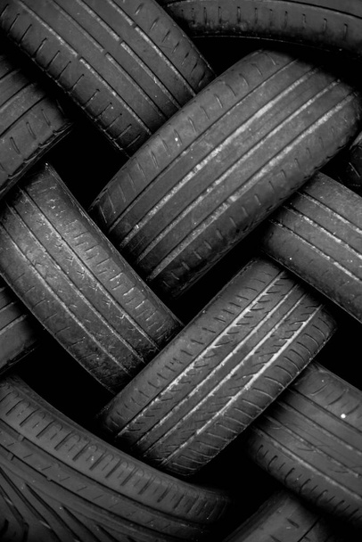 Pilha de pneus velhos para reciclagem de borracha
 - Foto, Imagem