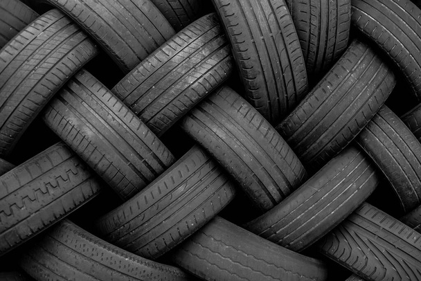 Stapel alter Reifen für das Gummi-Recycling - Foto, Bild