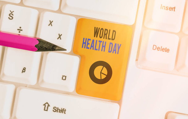 Konceptualny rękopis pokazujący Światowy Dzień Zdrowia. Biznesowe zdjęcie prezentujące światowy dzień świadomości zdrowotnej obchodzony każdego roku 7 kwietnia Kolorowy klawisz klawiatury z akcesoriami ułożonymi na przestrzeni kopii. - Zdjęcie, obraz