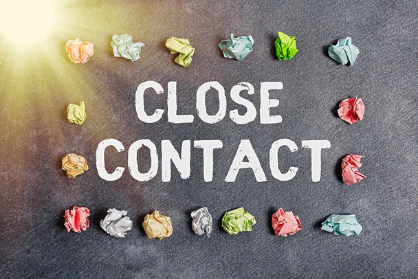 Kézírás szövegírás Close Contact. Koncepció jelentése, amelynek története közvetlen expozíció egy esettanulmány Papír tartozékok digitális okostelefon rendezett különböző háttérrel. - Fotó, kép