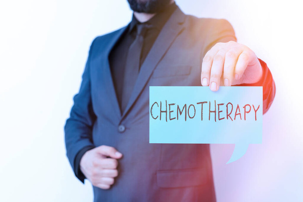 Piszę notatkę z chemioterapią. Biznes zdjęcie pokazujące leczenie choroby przy użyciu substancji chemicznych Wyświetlanie różnych kolorów makiety notatki do podkreślania treści. - Zdjęcie, obraz