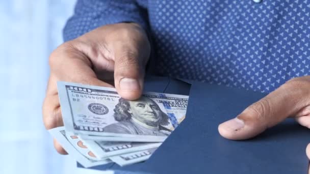 személy kéz kivesz készpénzt egy borítékból. - Felvétel, videó
