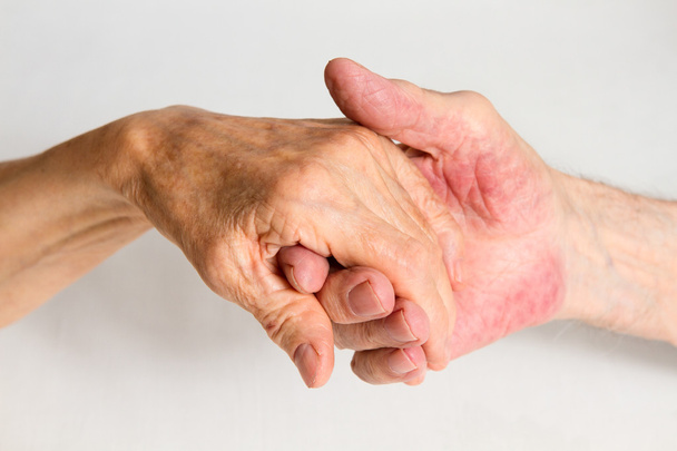 Vanhukset pitävät toisiaan kädestä. lähikuva-analyysi
. - Valokuva, kuva