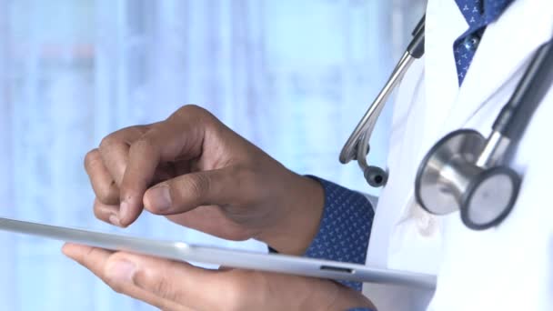 Close up da mão do médico usando tablet digital
 . - Filmagem, Vídeo