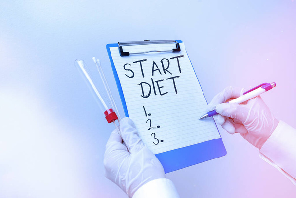 Tekst pisma Start Dieta. Koncepcja oznaczająca praktykę spożywania pokarmu w sposób regulowany i nadzorowany Laboratoryjna próbka krwi przedstawiona do wyników diagnostyki medycznej. - Zdjęcie, obraz
