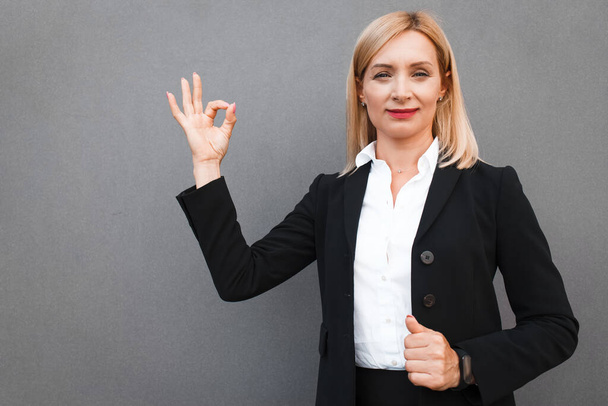 Business woman shows okay gesture - Φωτογραφία, εικόνα