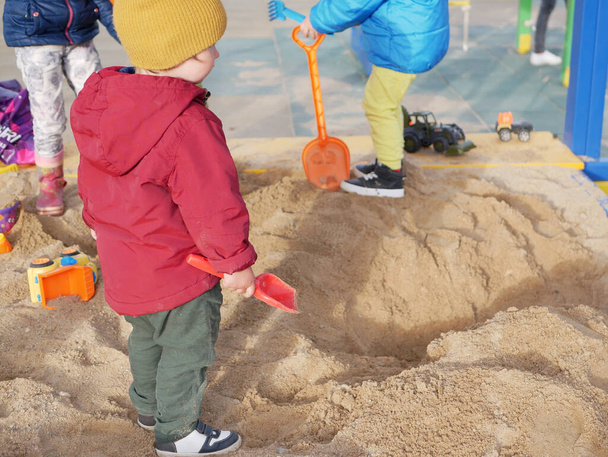Eine Kindergruppe spielt im Sandkasten. Hochwertiges Foto - Foto, Bild