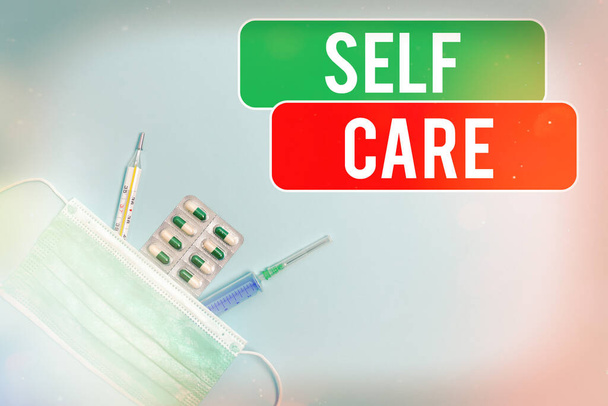 Znak tekstowy pokazujący Self Care. Fotografia konceptualna praktyka podejmowania działań w celu zachowania lub poprawy stanu zdrowia Podstawowe medyczne środki ostrożności dla ochrony zdrowia. - Zdjęcie, obraz