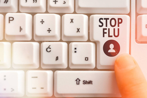 Sana kirjoittaa tekstiä Stop Flu. Liiketoiminta käsite lopettamaan virusinfektion keuhkojen ja hengitysteiden Pc näppäimistön näppäintä sormella edellä tausta kopioi tilaa. - Valokuva, kuva