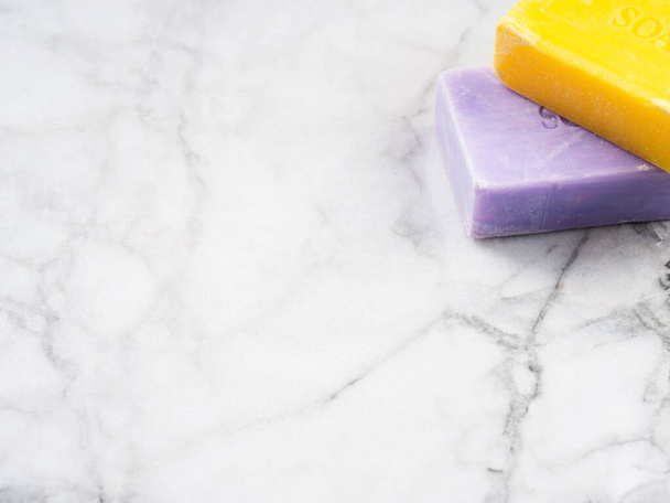 Handgefertigte Seifenstäbe aus Zitrone und Lavendel auf Marmor - Foto, Bild