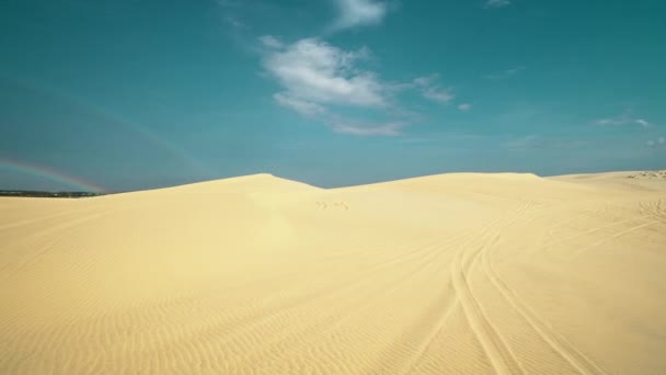 Bau Trangin hiekkadyynit, Saharan eteläpuolinen aavikko Binh Thuanin maakunnassa, Vietnamissa - Materiaali, video