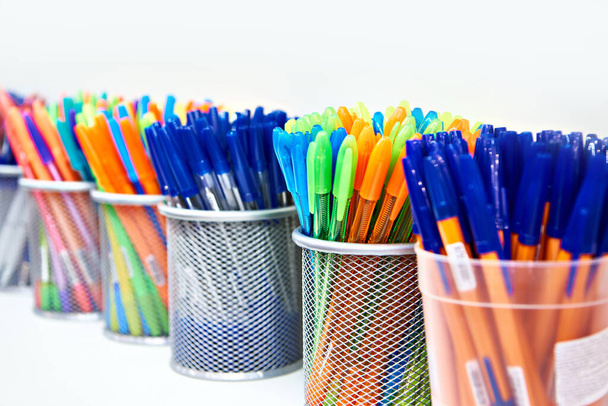 Kolorowe długopisy w sklepie ze sprzętem szkolnym i biurowym - Zdjęcie, obraz