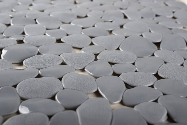 Сірий гумовий килимок для ванни з візерунком
 - Фото, зображення
