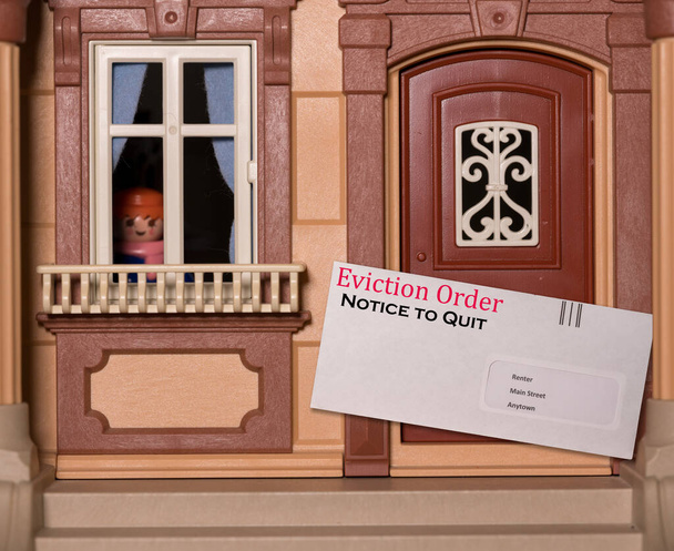 Конверт с извещением о выселении доставляется в кукольный домик с уведомлением об увольнении
 - Фото, изображение