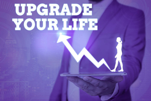 Tekst pisania słów Upgrade Your Life. Koncepcja biznesowa dla poprawy stylu życia Staje się coraz bogatszy i szczęśliwszy Symbol strzałki idzie w górę oznaczając punkty wykazujące znaczące osiągnięcie. - Zdjęcie, obraz