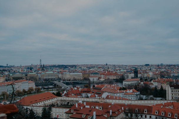 pohled shora na ponuré pražské staré střechy - Fotografie, Obrázek