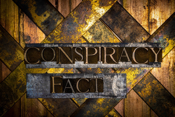 Conspiracy Fact Tekst utworzony z prawdziwych autentycznych liter typu na vintage teksturowane srebro grunge miedzi i złota tło - Zdjęcie, obraz