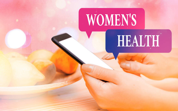 Píšu text "Zdraví žen". Obchodní koncept pro léčbu a diagnostiku nemocí souvisejících se zdravím Moderní gadgets s bílým displejem obrazovky pod barevné pozadí bokeh. - Fotografie, Obrázek