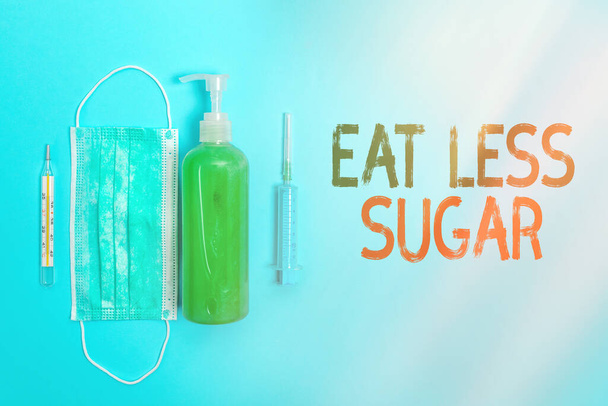 Πινακίδα κειμένου που δείχνει Τρώτε λιγότερη ζάχαρη. Εννοιολογική φωτογραφία που μειώνει την πρόσληψη ζάχαρης και τρώει μια υγιεινή διατροφή πλούσια τρόφιμα Πρωταρχικός ιατρικός εξοπλισμός προφύλαξης για την προστασία της υγείας. - Φωτογραφία, εικόνα