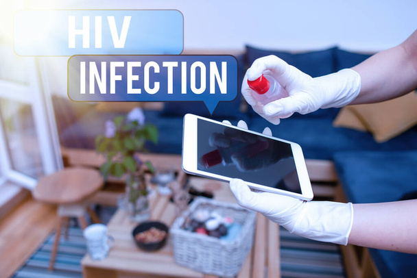 Az SMS-ben Hiv Fertőzés van. Fogalmi fotó Az immunrendszer betegsége a HIV-fertőzés miatt az elektronikus kütyü felületein belül fertőtlenítőszerrel kontrollált. - Fotó, kép