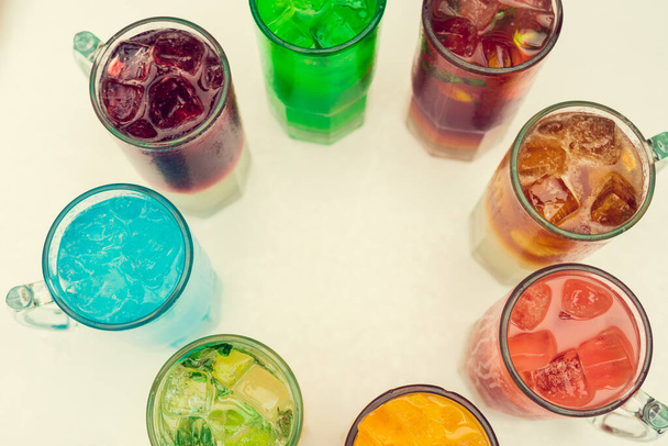 Цветные тонированные коктейли в больших стаканах на белом фоне
 - Фото, изображение