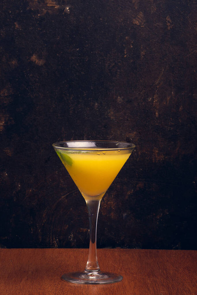 Ovocné Martini na rustikálním pozadí s prostorem pro text. Svislý výstřel. - Fotografie, Obrázek