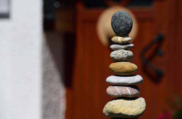 Stillleben mit Steinen vor der Haustür - Foto, Bild