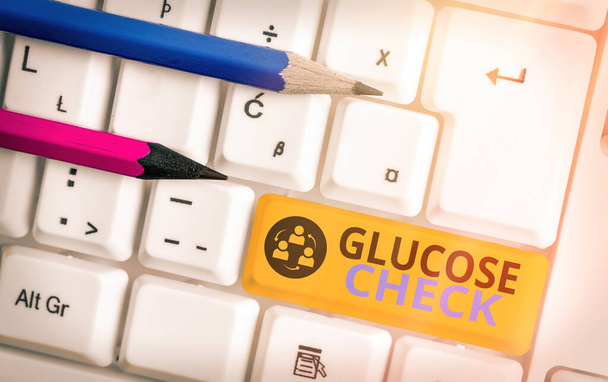 Fogalmi kézírás glükóz csekket mutat. Üzleti fotó szöveg eljárás, amely méri a cukor mennyiségét a vérben Színes billentyűzet kulcs tartozékok rendezett üres másolási hely. - Fotó, kép