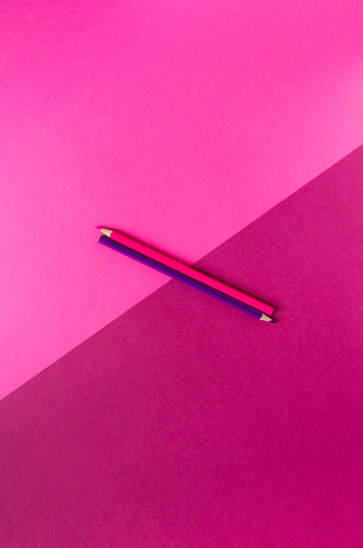 Deux crayons roses sur fond rose. Espace de copie - Photo, image