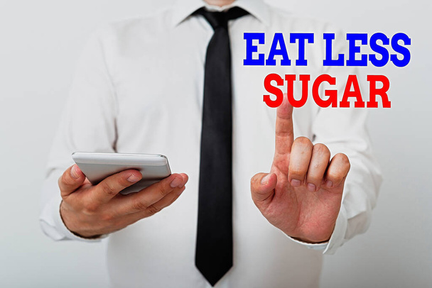 Концептуальний почерк, що показує їсти менше цукру. Ділові фотографії, що демонструють зменшення споживання цукру та здорове харчування багатих продуктів Модель вказує на палець, що символізує розвиток навігації
. - Фото, зображення